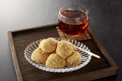 わらび餅【きな粉】とほうじ茶 わらび餅【きな粉】とほうじ茶の写真