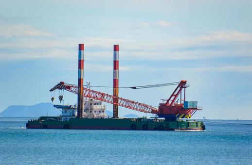 瀬戸内海を曳航されるクレーン船 クレーン船,船舶,乗り物の写真素材