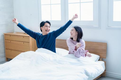 ストレッチをする男性 朝,起床,目覚めの写真素材