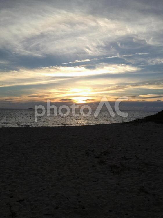 海岸線に沈む夕日 ビーチ,海岸線,夏の写真素材