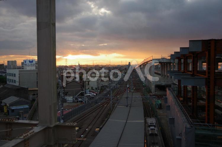 線路と夕焼け空　曇り 夕焼け,空,夕方の写真素材