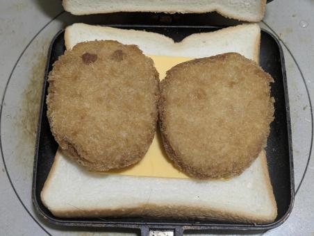 自宅で調理したコロッケのホットサンド 自宅で調理したコロッケのホットサンドの写真