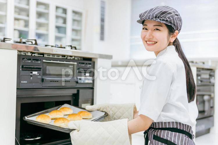 パンを製造する女性 パン,パン屋,パン職人の写真素材