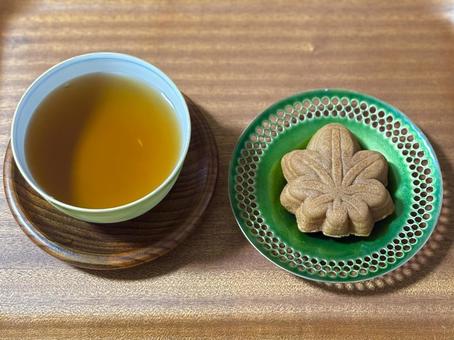 もみじ饅頭と日本茶 もみじ饅頭,和菓子,饅頭の写真素材