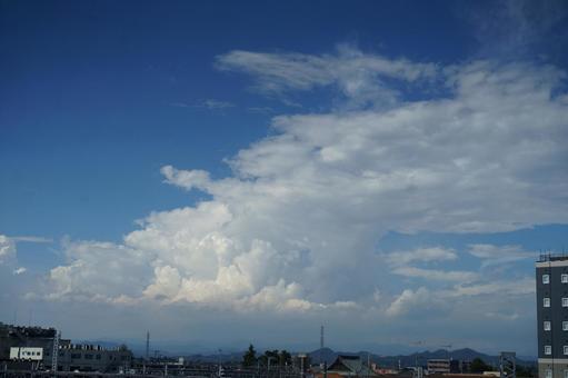 青空に浮かぶ白い雲の写真
