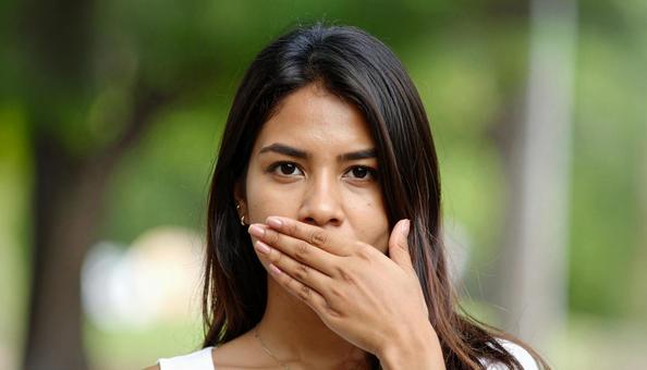 口を手で覆う女性 嫌悪02 口を手で覆う女性 嫌悪02の写真