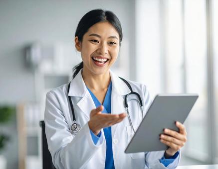 笑顔で説明する女性医師の写真