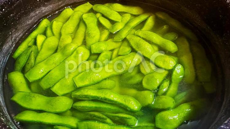 枝豆を茹でている様子　鍋　料理 枝豆,料理,調理の写真素材