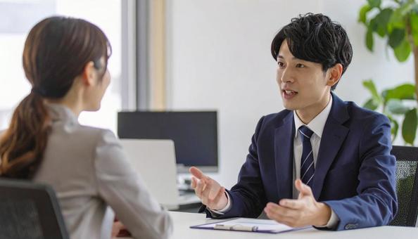 テーブルを囲んで会議するビジネスパーソン テーブルを囲んで会議するビジネスパーソンの写真