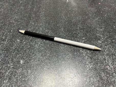 2色いろえんぴつ 2色いろえんぴつ 色鉛筆,白黒,筆記用具の写真素材