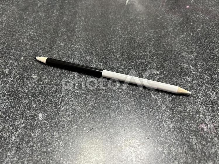 2色いろえんぴつ 色鉛筆,白黒,筆記用具の写真素材