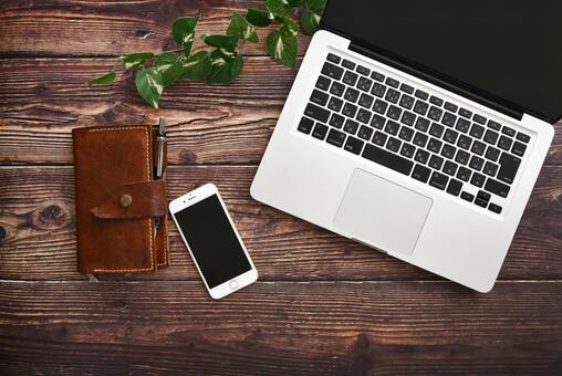 パソコンのデスク　イメージ ビジネス,ノートパソコン,パソコンの写真素材