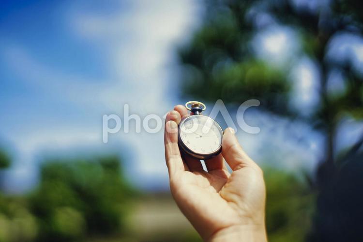 青空と懐中時計 懐中時計,時間,時計の写真素材
