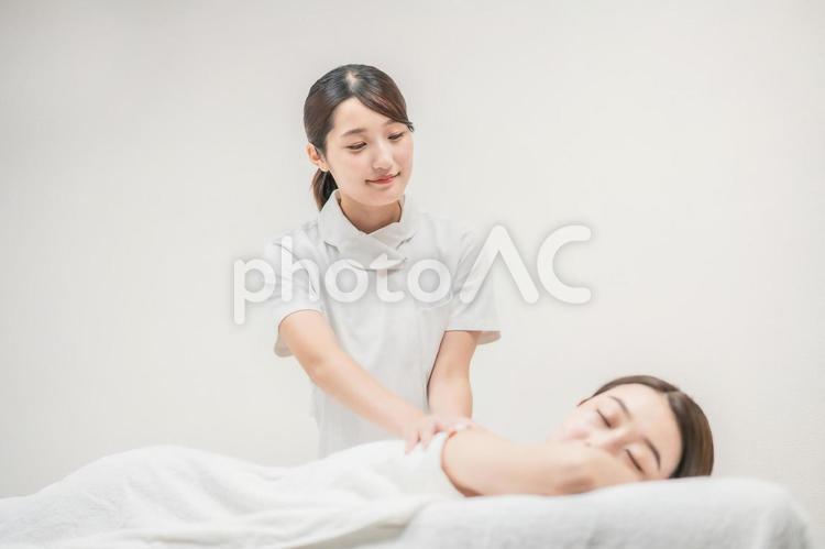 エステサロンでマッサージを受ける若い女性 女性,エステサロン,美肌の写真素材