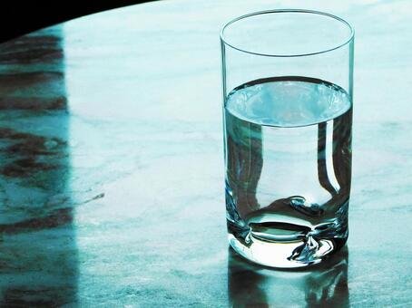 水の入ったグラス 水の入ったグラスの写真
