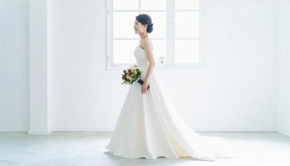 純白な控室にいるブーケを持った花嫁 純白な控室にいるブーケを持った花嫁の写真