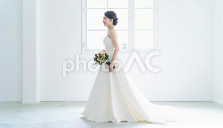 純白な控室にいるブーケを持った花嫁 花嫁,ウェディング,ブーケの写真素材