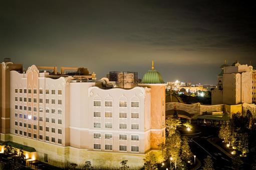 夜の豪華ホテルの風景 ホテル,夜景,建物の写真素材