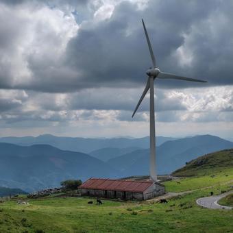 四国カルスト・風力発電と高原風景 四国カルスト・風力発電と高原風景の写真