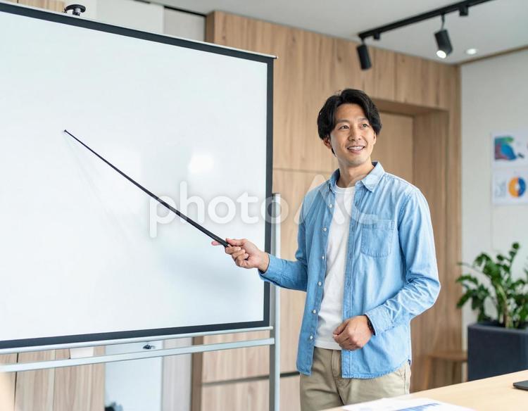 セミナー講師として話す日本人男性 男性,セミナー,プレゼンの写真素材