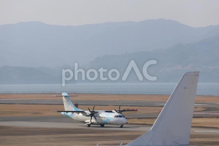 長崎空港、昼の海と飛行機 長崎空港,飛行機,航空写真の写真素材