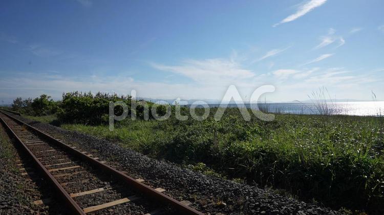田舎の線路 青森県,陸奥湾,海岸の写真素材