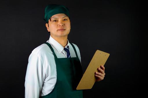 エプロン姿の男性店員 エプロン姿の男性店員の写真