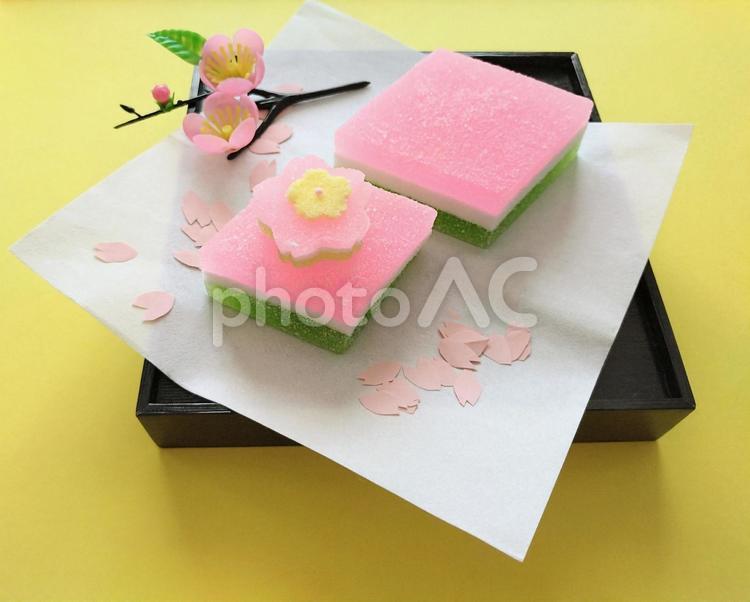 菱餅と梅の飾りと花びら（黄色） 菱餅,ひな祭り,梅の飾りの写真素材