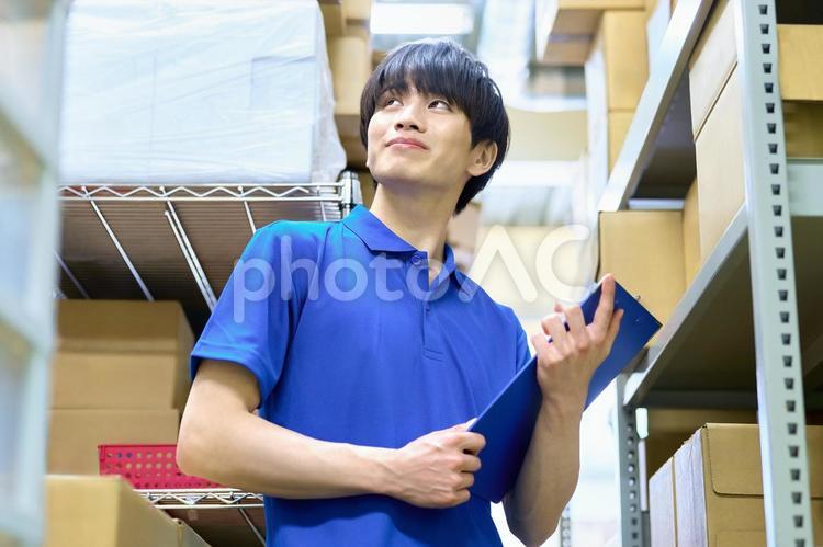 配送　確認　検査　男性作業員　倉庫 作業員,倉庫,棚卸しの写真素材