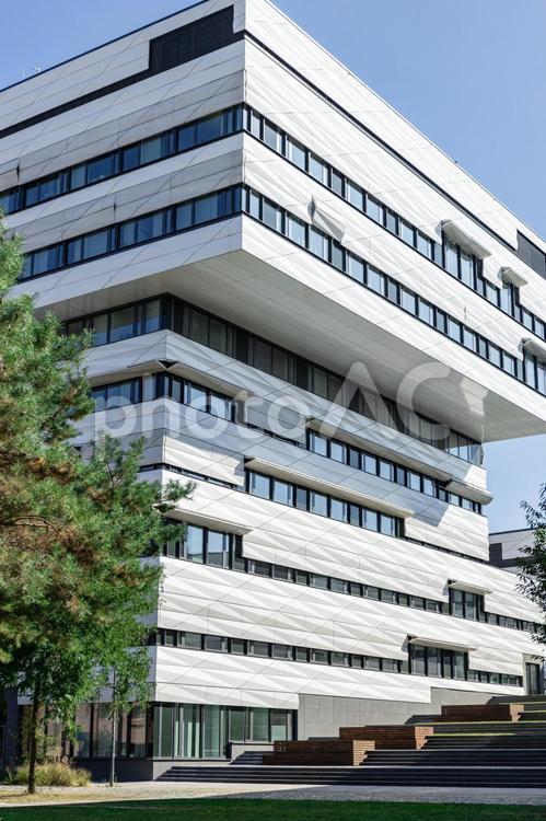 街路樹と白い建物 ビル,階段,ドイツの写真素材