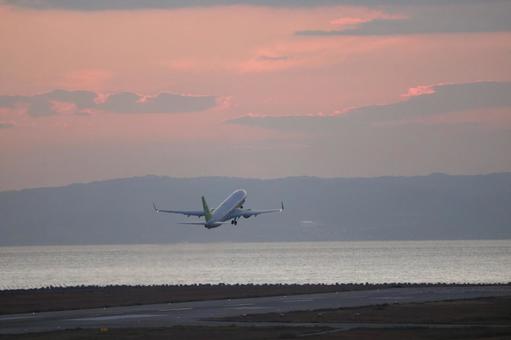 夕焼けと飛行機 夕焼けの飛行機,夕焼け,飛行機の写真素材