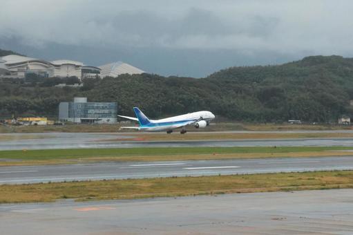 濡れた飛行場と福岡空港の航空機 飛行機,航空機,旅客機の写真素材
