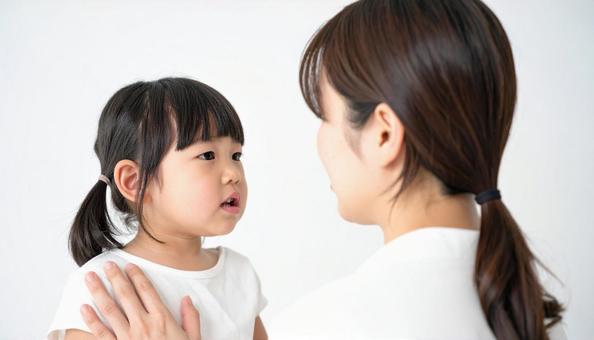 親の期待に応えようと不安げな女の子 親の期待に応えようと不安げな女の子の写真