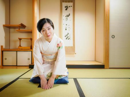 33:和服でお辞儀している女性 33:和服でお辞儀している女性 着物,お辞儀,ご挨拶の写真素材