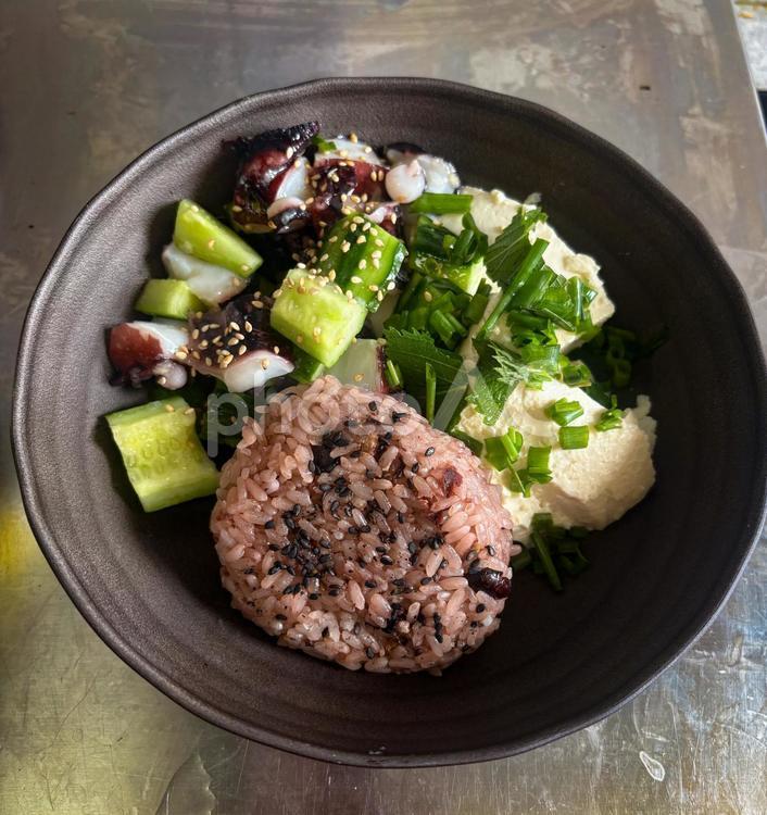 黒米おにぎりとタコきゅうり豆腐の彩り定食 黒米,おにぎり,タコの写真素材