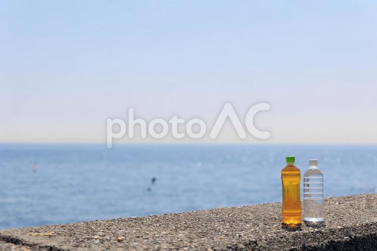 熱中症対策の水分補給 ペットボトル,お茶,茶の写真素材