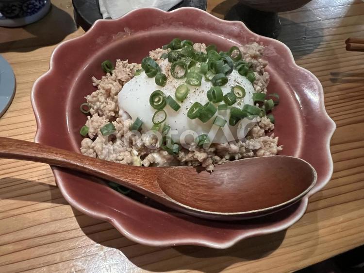 ひき肉を載せた美味しそうなポテトサラダ ひき肉,ポテトサラダ,温泉卵の写真素材