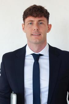 白背景でカメラ目線の外国人男性 男性,外国人,ビジネスの写真素材