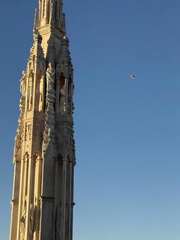 大聖堂へ舞う風船 風船,大聖堂,教会の写真素材