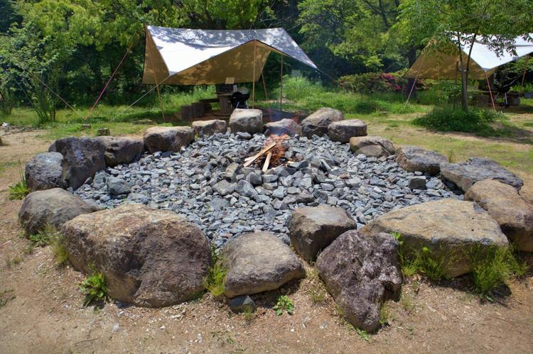 キャンプファイヤーの暖かな炎と石囲炉 四季の郷,四季の郷公園,和歌山市の写真素材