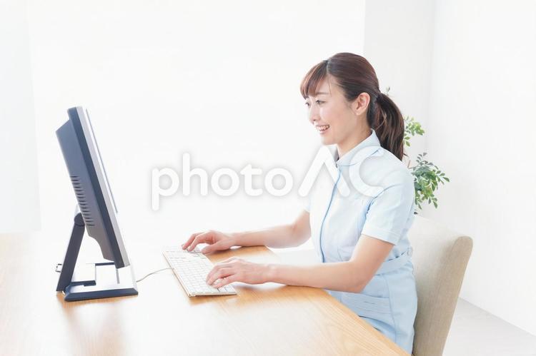 デスクワークをする看護師 研修,給料明細,ナースの写真素材