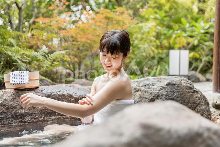 温泉イメージ 女性,温泉,人物の写真素材