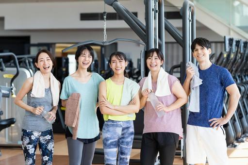 ジムでトレーニングする人々 ジム,フィットネス,トレーニングの写真素材