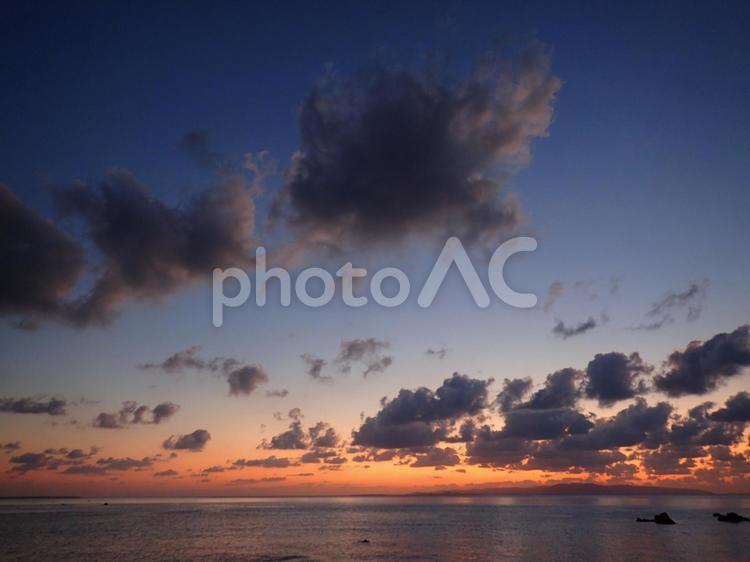 マジックアワーが美しい海 夕日,海,夕焼けの写真素材