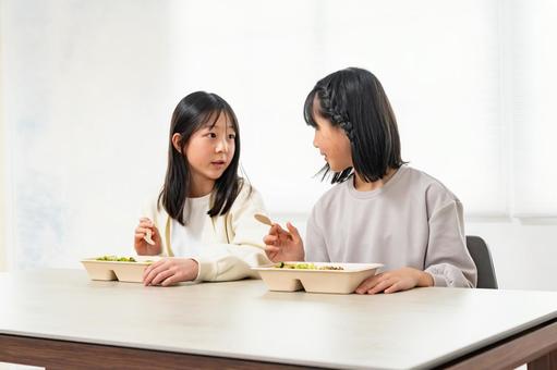 ご飯を食べる女の子 ご飯を食べる女の子 家族,食事,子どもの写真素材