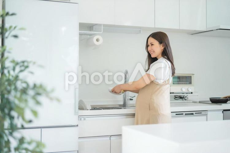 皿洗いをする妊婦 妊婦,家事,妊娠の写真素材