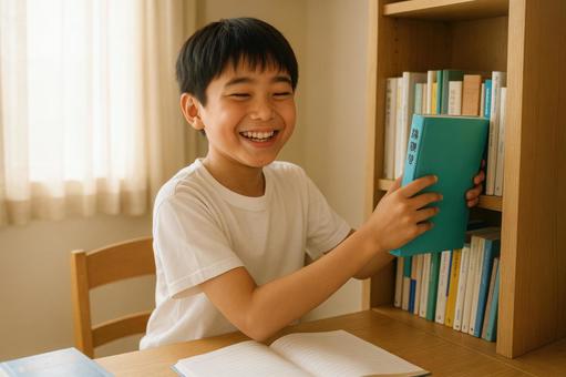 笑顔で参考書を片付ける合格後の姿 笑顔で参考書を片付ける合格後の姿の写真