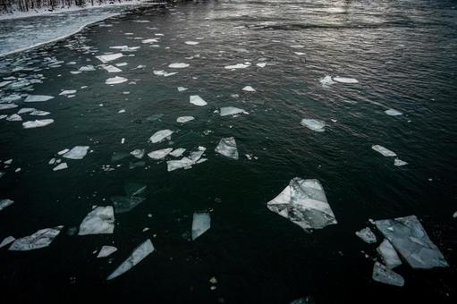 雪に覆われた冬の川 モントリオール,氷,雪の写真素材