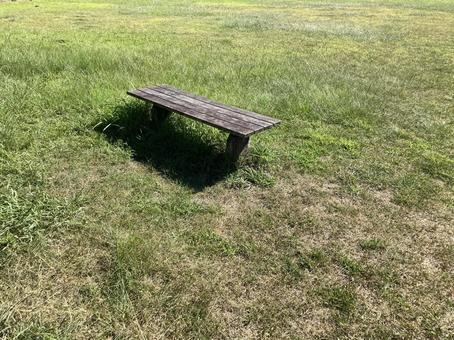木のベンチ 木のベンチの写真