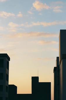 夕暮れの都会と柔らかな空 夕暮れの都会と柔らかな空 夕焼け,夕暮れ,都会の風景の写真素材